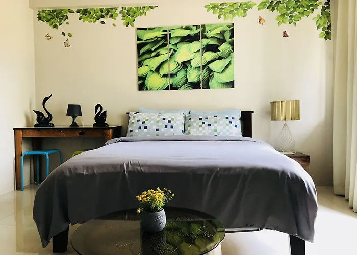 One Palm Tree Across Naia-t3 马尼拉